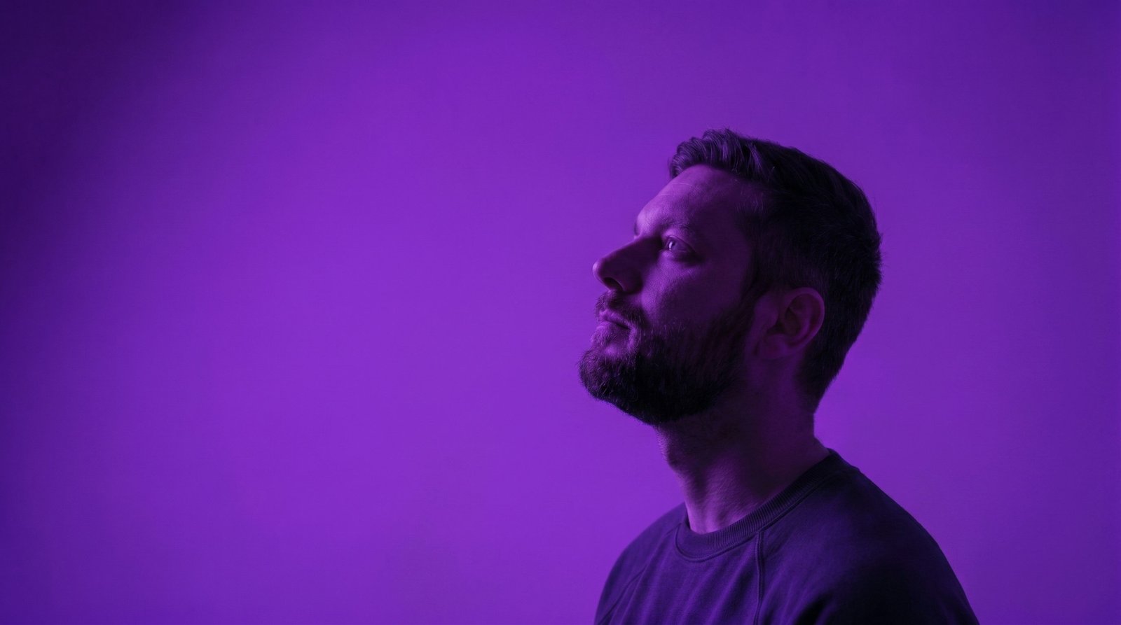Retrato de Bruno com iluminação violeta